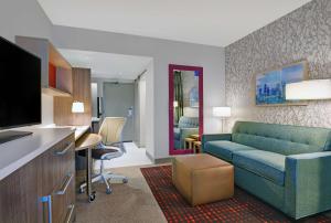 拉哥Home2 Suites By Hilton Largo, Fl的酒店客房设有沙发和客厅。