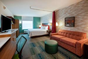 刘易斯堡Home2 Suites By Hilton Lewisburg, Wv的酒店客房,配有床和沙发