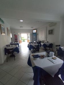 ChiessiB&B da AnnaMaria的餐厅配有桌椅和蓝色桌布