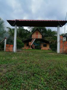 圣何塞德尔瓜维亚雷FINCA AGROTURISTICA VILLA MANE的田野中带凉亭的小房子
