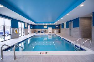 North AttleboroHampton Inn North Attleboro, Ma的一座拥有蓝色天花板的大型游泳池
