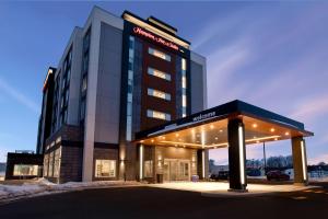 渥太华Hampton Inn & Suites Ottawa West, Ontario, Canada的前面有标志的建筑