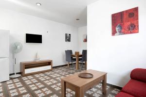 科尼尔-德拉弗龙特拉Casa Cala del Aceite 2的客厅配有红色的沙发和桌子