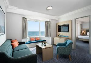 布莱顿霍夫Leonardo Royal Hotel Brighton Waterfront的酒店客房设有一张沙发和一张床