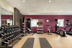 马丁斯堡Home2 Suites By Hilton Martinsburg, Wv的健身房设有数台跑步机和健身器材