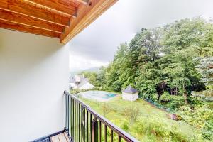 沃伦Mountainside 70的阳台享有游泳池和树木的景致。