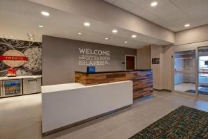 布罗克维尔Hampton Inn Brockville, On的快餐店大堂的迎宾台