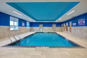 布罗克维尔Hampton Inn Brockville, On的一座拥有蓝色天花板的大型游泳池