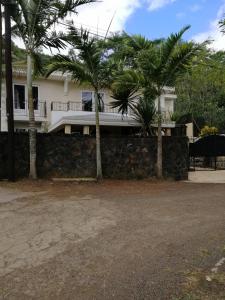 Moka居巴瑞贝度假屋的前面有棕榈树的房子