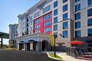 塔斯卡卢萨Homewood Suites by Hilton Tuscaloosa Downtown, AL的酒店前方的 ⁇ 染