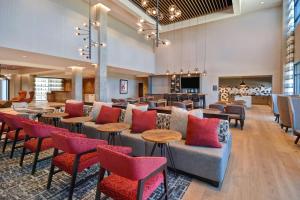 塔斯卡卢萨Homewood Suites by Hilton Tuscaloosa Downtown, AL的大堂配有沙发和桌椅