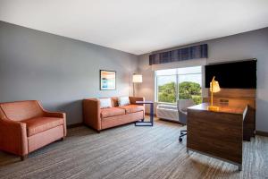 北港Hampton Inn & Suites North Port, Fl的客厅配有沙发和椅子