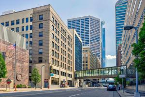 明尼阿波利斯Home2 Suites by Hilton Minneapolis Downtown的一条拥有高楼和桥梁的城市街道