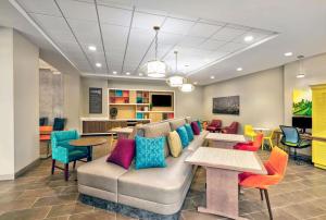 明尼阿波利斯Home2 Suites by Hilton Minneapolis Downtown的客厅配有沙发和桌椅