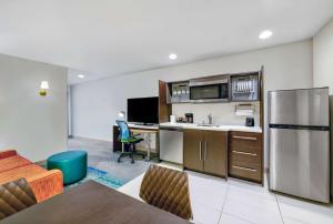 明尼阿波利斯Home2 Suites by Hilton Minneapolis Downtown的公寓的厨房配有冰箱和书桌。