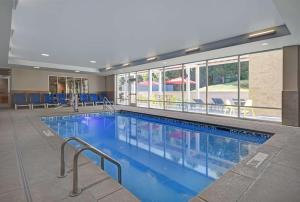 罗利Home2 Suites By Hilton Raleigh North I-540的酒店大堂的大型游泳池