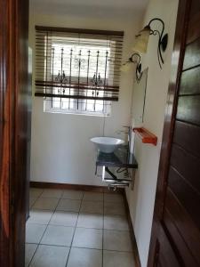 Moka居巴瑞贝度假屋的一间带水槽和窗户的小浴室