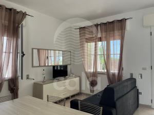 托雷拉皮罗Villa Aurora的客厅配有沙发和桌子