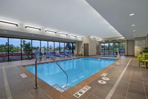 塞勒姆Home2 Suites By Hilton Salem的一座配有桌椅的酒店游泳池