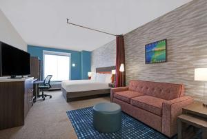 塞勒姆Home2 Suites By Hilton Salem的酒店客房设有一张沙发和一张床