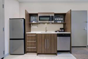 塞勒姆Home2 Suites By Hilton Salem的厨房配有冰箱和微波炉。