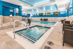 泰格德Hampton Inn & Suites Tigard的酒店大堂的游泳池,拥有蓝色的墙壁