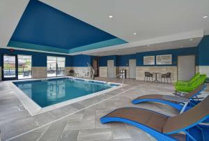 凯夫城Hampton Inn Cave City, KY的蓝色墙壁的酒店客房的游泳池