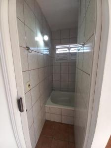 约恩维利Recanto Boa Vista的一间带浴缸和淋浴的小浴室