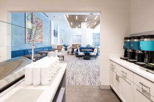 森尼维耳市Homewood Suites By Hilton Sunnyvale-Silicon Valley, Ca的牙科办公室,设有浴缸和用餐室