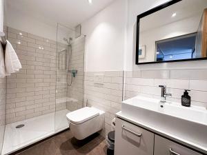 上施陶芬GreenHill 2 - mit Privatsauna的浴室配有卫生间、盥洗盆和淋浴。