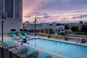 奥兰多Home2 Suites by Hilton Orlando Downtown, FL的建筑物屋顶上的游泳池