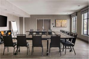 狄龙Homewood Suites By Hilton Dillon的一间会议室,配有长桌子和椅子