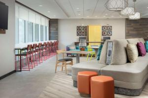 坦帕Home2 Suites By Hilton Tampa Westshore Airport, Fl的带沙发和桌椅的等候室