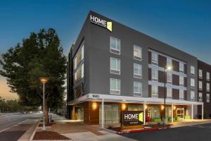 西萨克拉门托Home2 Suites By Hilton West Sacramento, Ca的一座大建筑,上面有 ⁇ 形标志