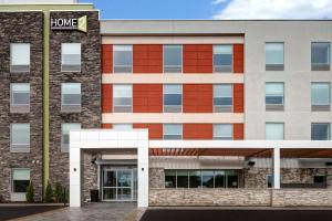 林肯郡Home2 Suites By Hilton Lincolnshire Chicago的带有读家标的办公楼