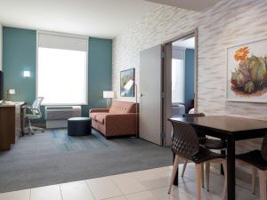 埃文代尔Home2 Suites By Hilton Phoenix Avondale, Az的客厅配有桌子和沙发