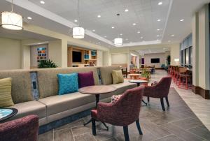 休斯顿Home2 Suites by Hilton Houston Medical Center, TX的大堂配有沙发和桌椅