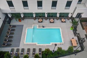 休斯顿Home2 Suites by Hilton Houston Medical Center, TX的大楼游泳池的顶部景色