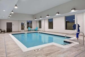 本顿维尔Home2 Suites By Hilton Bentonville Rogers的大型游泳池位于酒店客房内,