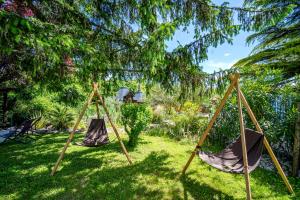 Fronsac山林盆地住宿加早餐旅馆的两个吊床坐在院子里的草地上