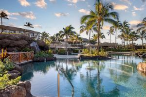 基黑Hilton Grand Vacations Club Maui Bay Villas的度假村内棕榈树游泳池