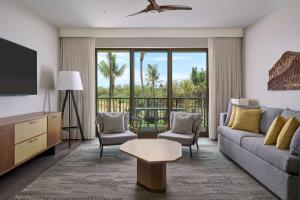 基黑Hilton Grand Vacations Club Maui Bay Villas的带沙发和电视的客厅