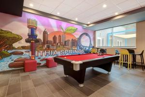 利西亚斯普林斯Tru by Hilton Lithia Springs, GA的壁画房间内的台球桌
