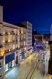 伊斯坦布尔Mr Cas Hotels Taksim - Special Category的享有夜间城市街道的景色