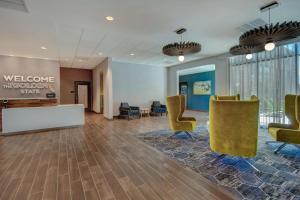 森尼维耳市Hampton Inn & Suites Sunnyvale-Silicon Valley, Ca的一个带黄色椅子的办公大堂和前台