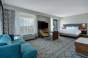 森尼维耳市Hampton Inn & Suites Sunnyvale-Silicon Valley, Ca的酒店客房,配有床和沙发