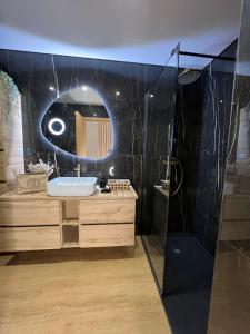 波尔图Coruja’s House AL OPO的一间带水槽和镜子的浴室