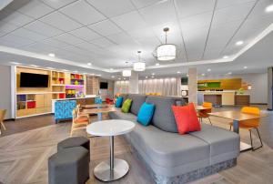 WhitestownHome2 Suites By Hilton Whitestown Indianapolis Nw的客厅配有沙发和桌椅