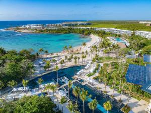 图卢姆Conrad Tulum Riviera Maya的享有带游泳池和海滩的度假村的空中景致