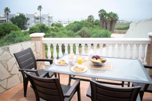 多列毛利诺斯La Cizaña Dúplex By Holiday Homes Málaga的阳台上的桌子上放着一碗水果